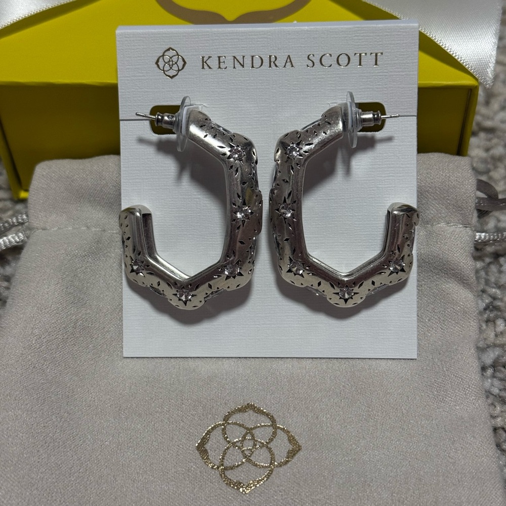 NWT Kendra Scott Holland Vintage Silver Hoop Earrings In White Crystal - Picture 6 of 10